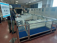 メイン画像　アゼリア柏原で開催された柏原市平和展向けガラスケース設営事例