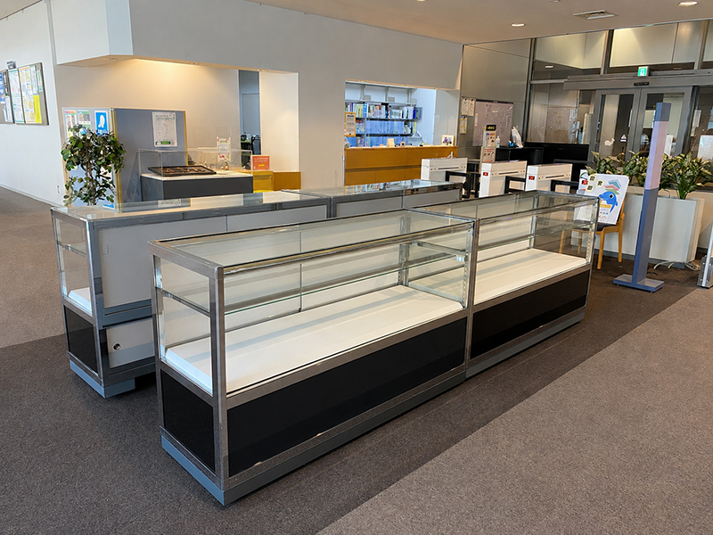 大学施設に設営した文献・資料展示用ガラスケース