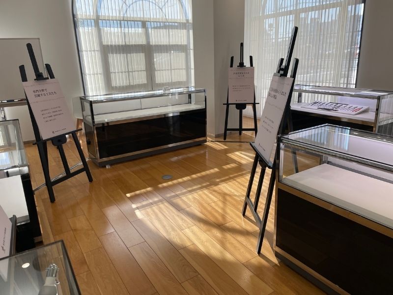 大学の企画展示に設営したガラスケースと案内パネル