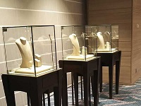 天王寺にある高級ホテルで行われた宝飾品展示